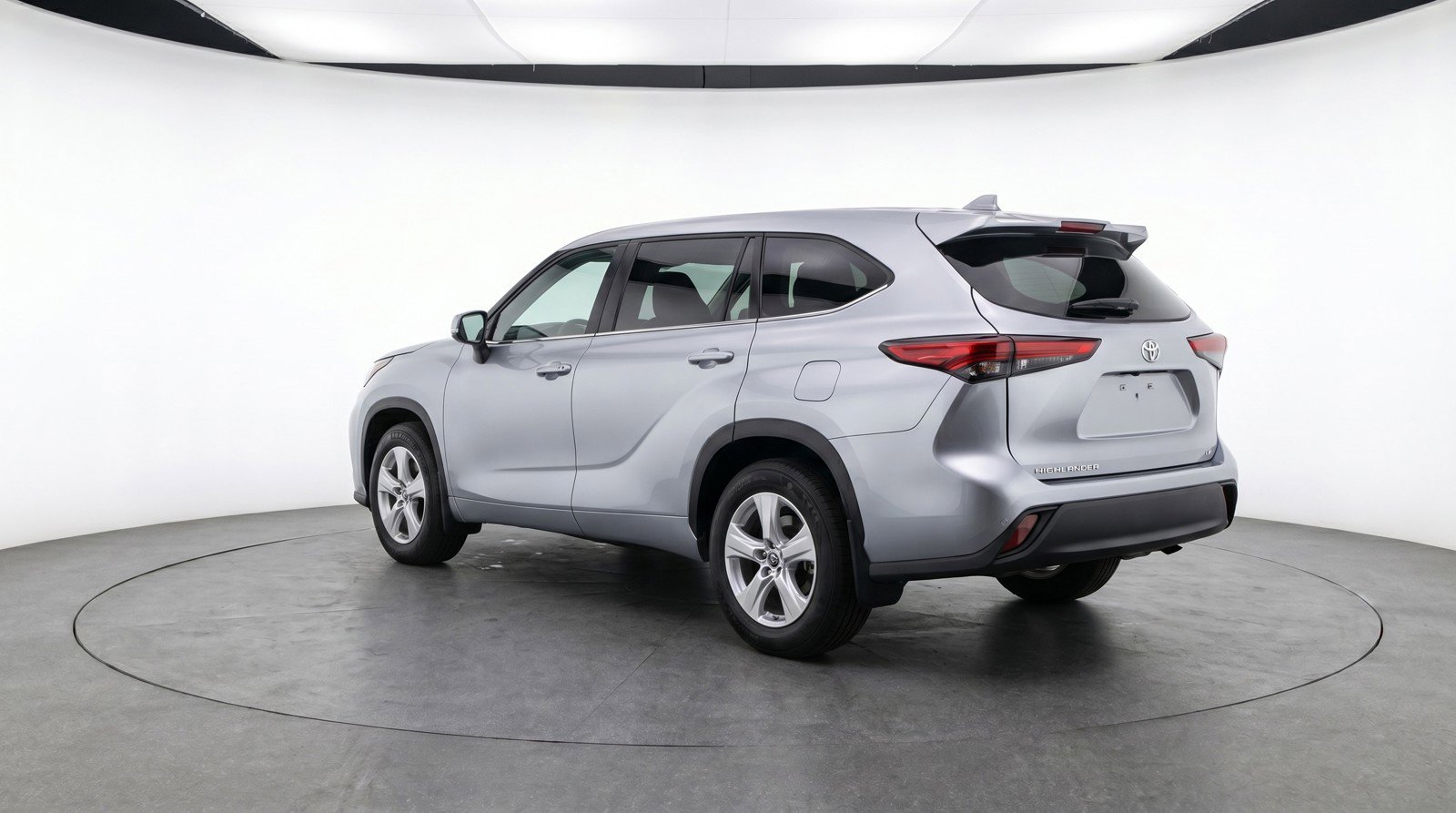 Used 2025 Toyota Highlander LE FWD image 6