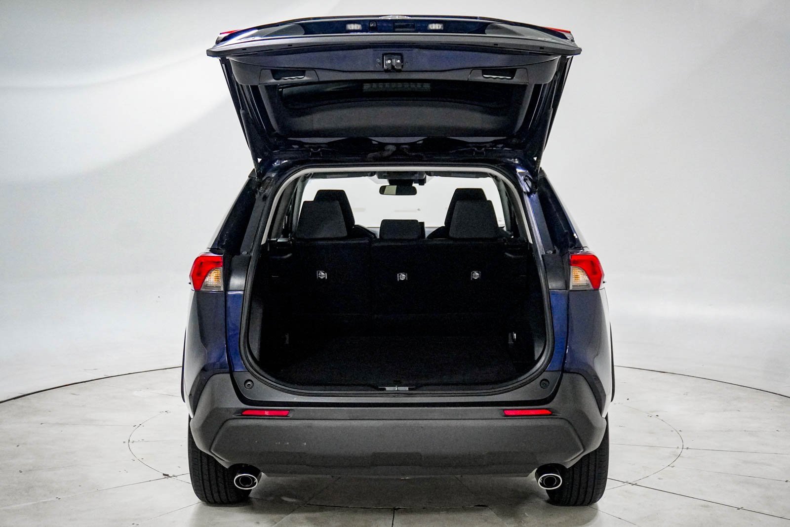 Used 2021 Toyota RAV4 XLE w/ XLE Grade Weather Package image 8