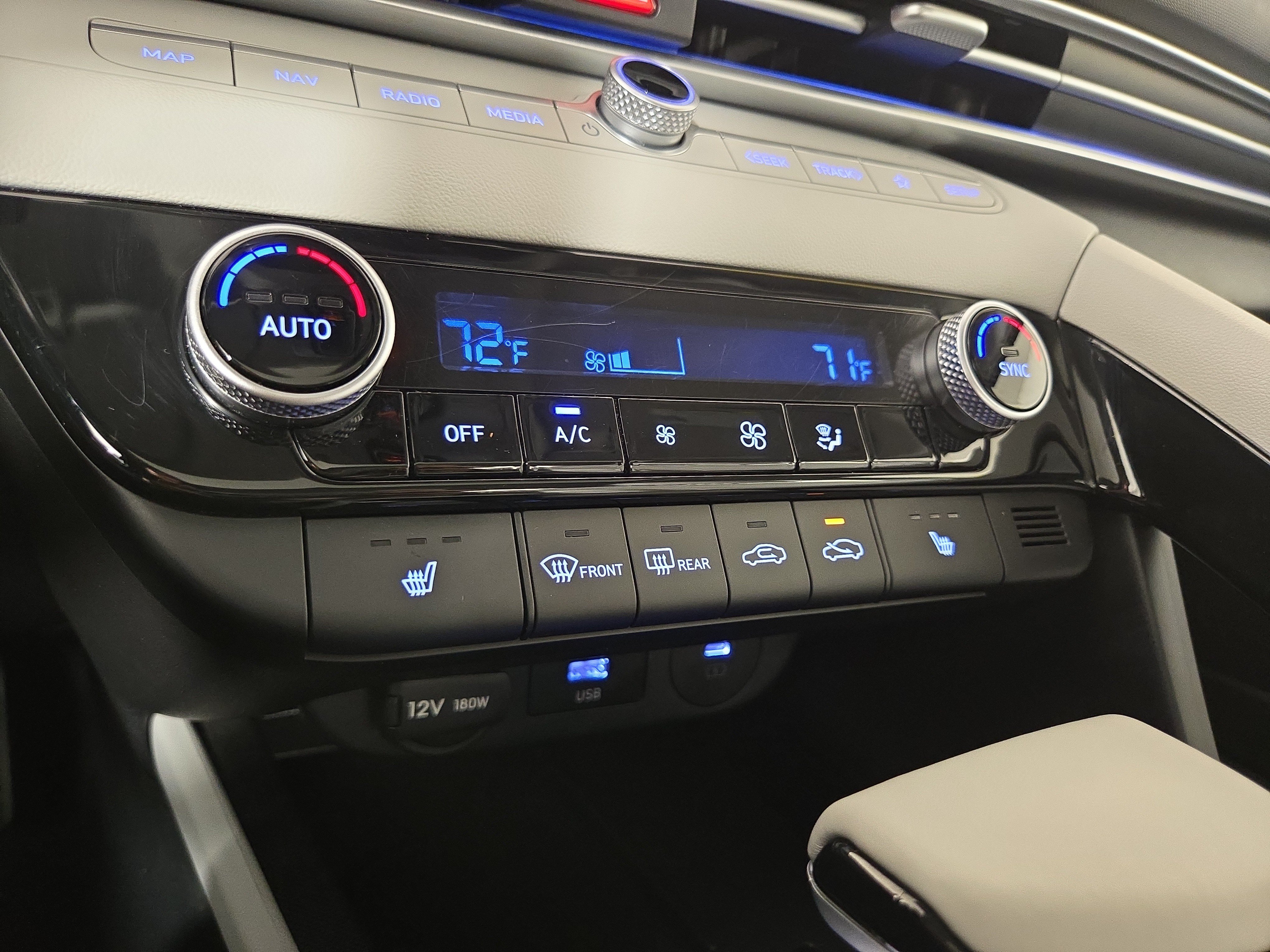 Used 2025 Hyundai Elantra Limited FWD image 27