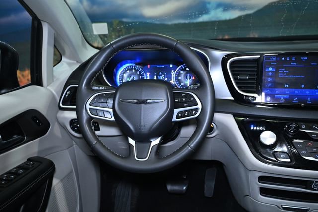 Used 2023 Chrysler Pacifica Touring-L image 45