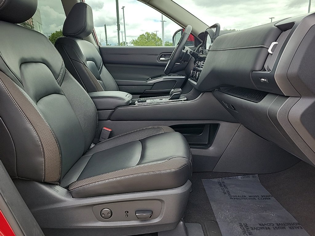 Certified 2024 Nissan Pathfinder SL w/ Black Appearance Package AWD/4WD image 30