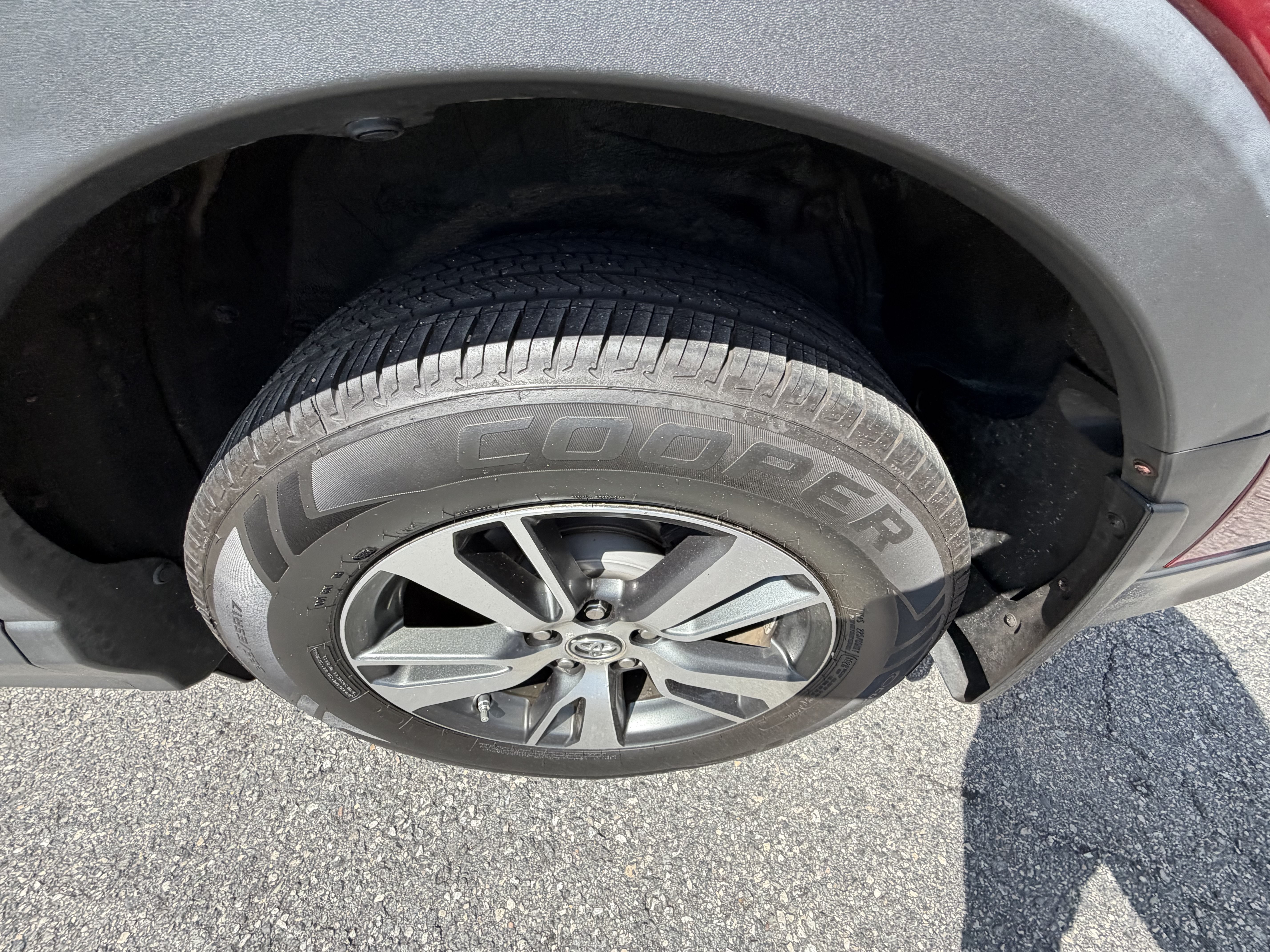 Used 2018 Toyota RAV4 XLE FWD image 32