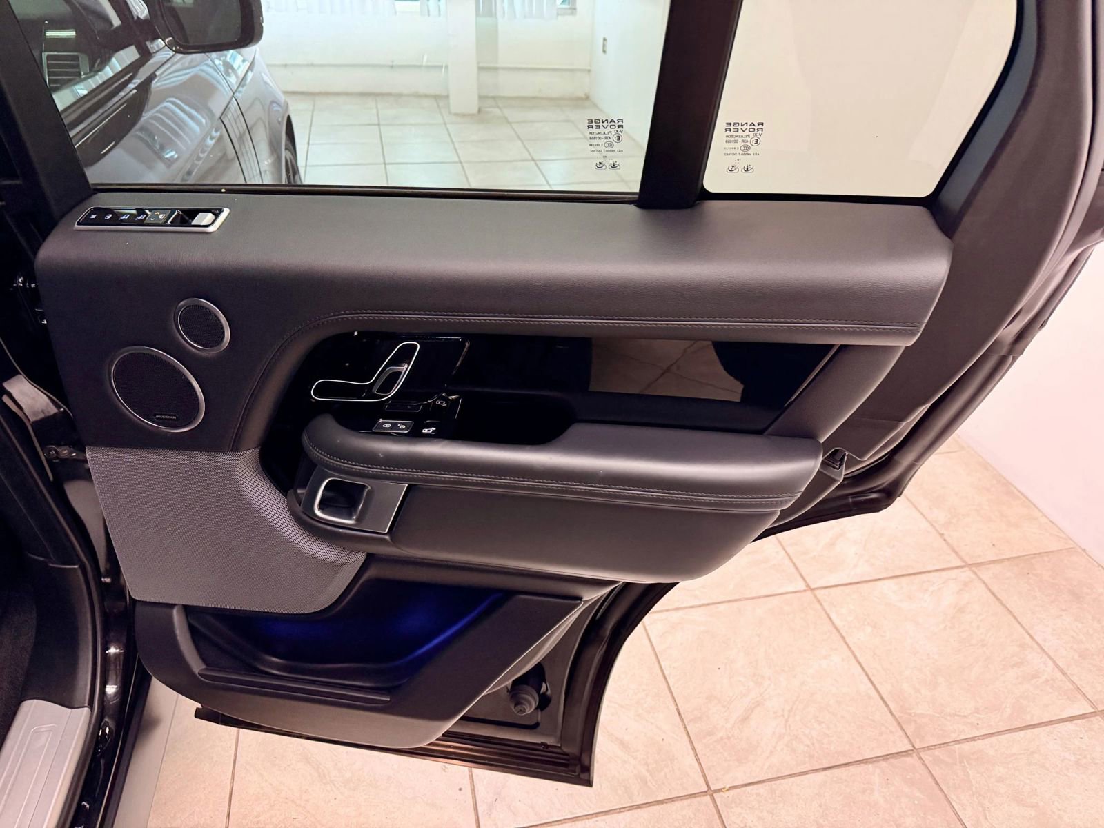 Used 2020 Land Rover Range Rover HSE image 18