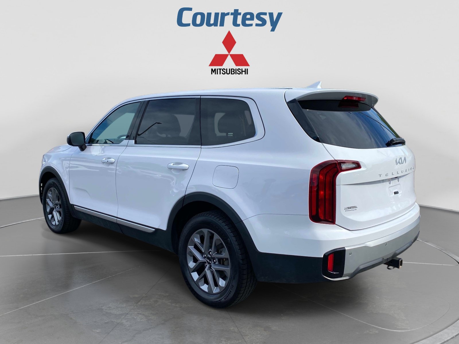 Used 2023 Kia Telluride LX AWD/4WD image 3