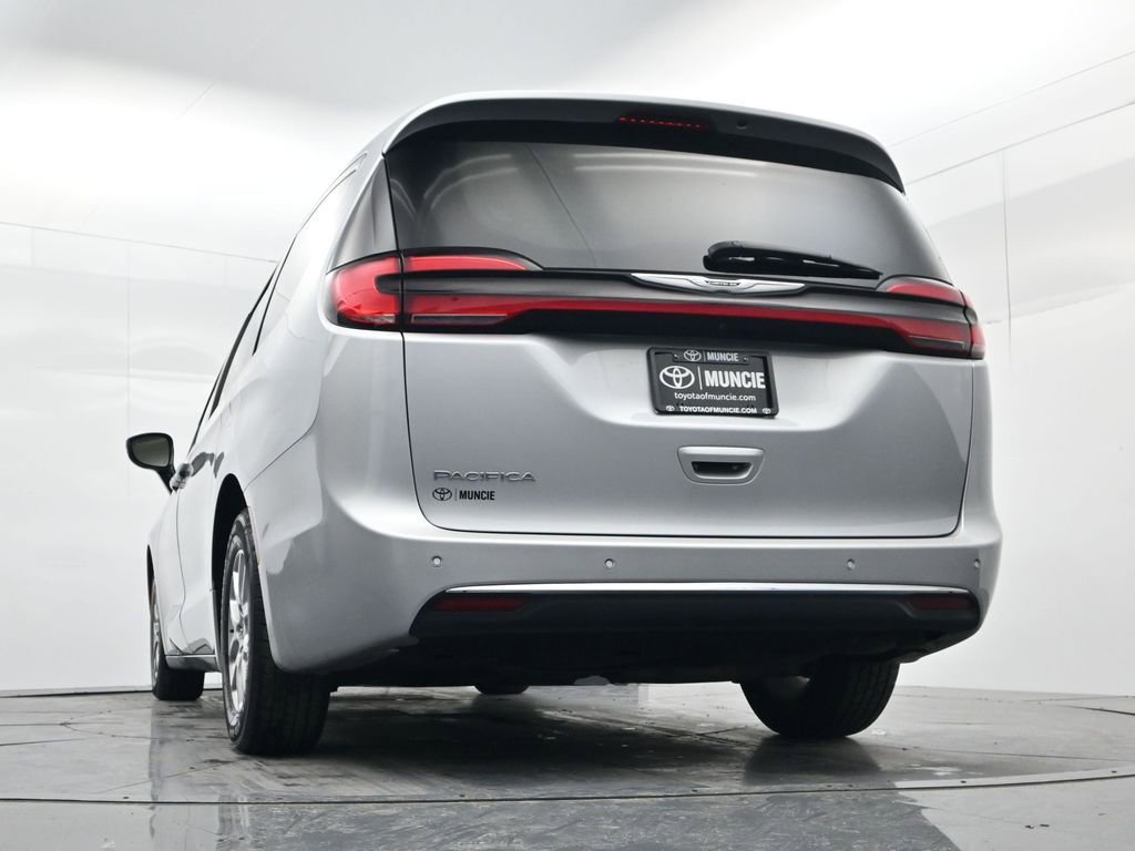 Used 2024 Chrysler Pacifica Touring-L image 43