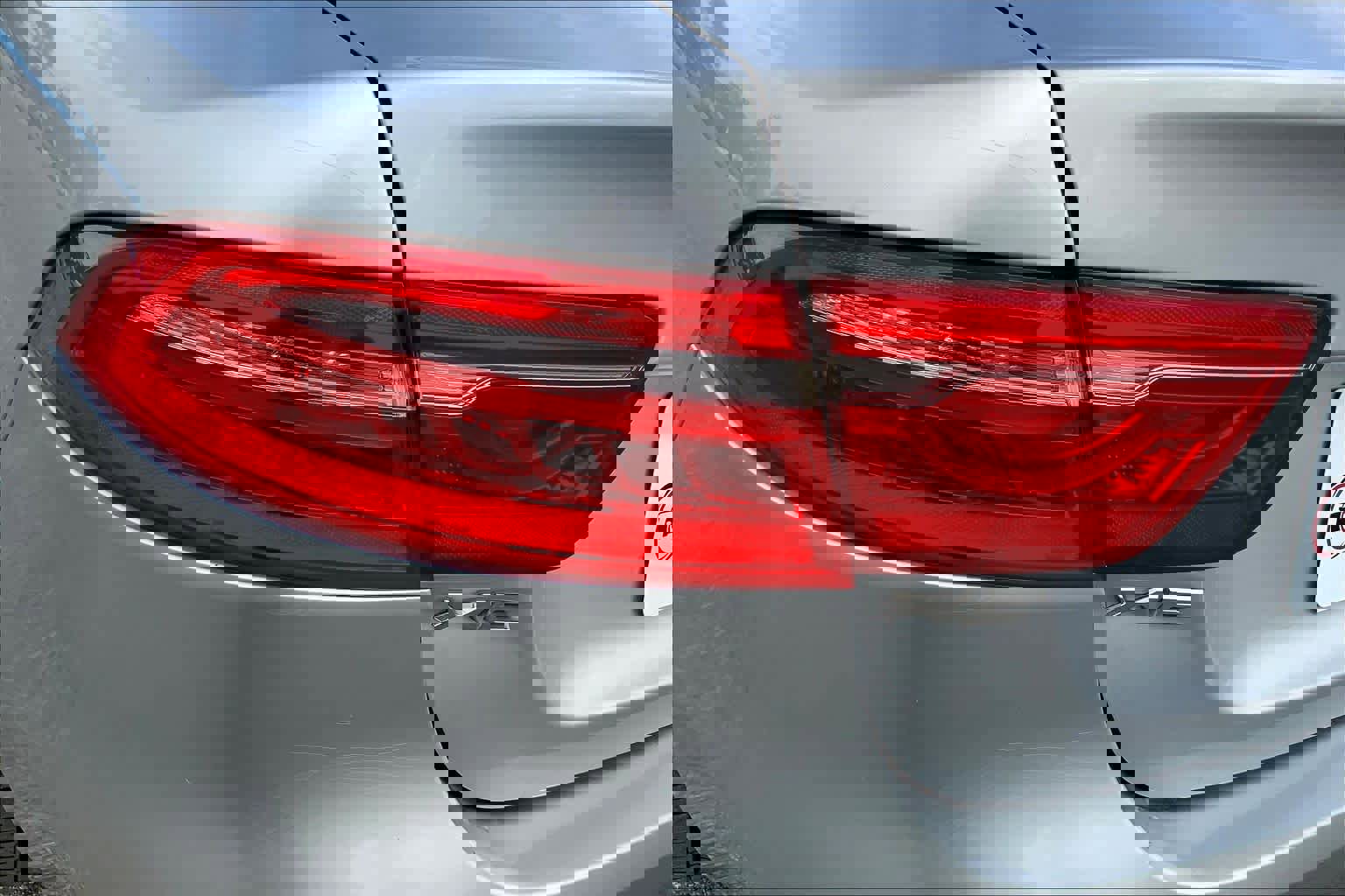 Used 2018 Jaguar XE Premium image 27