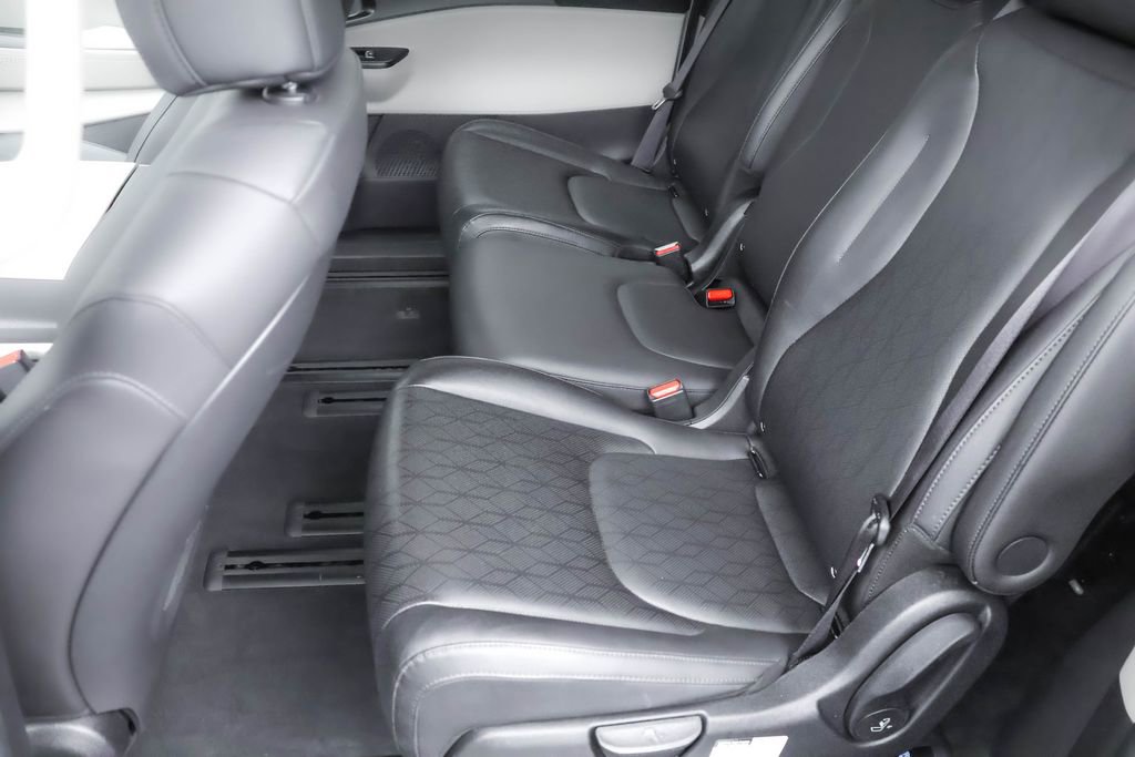 Used 2022 Kia Carnival LX image 18