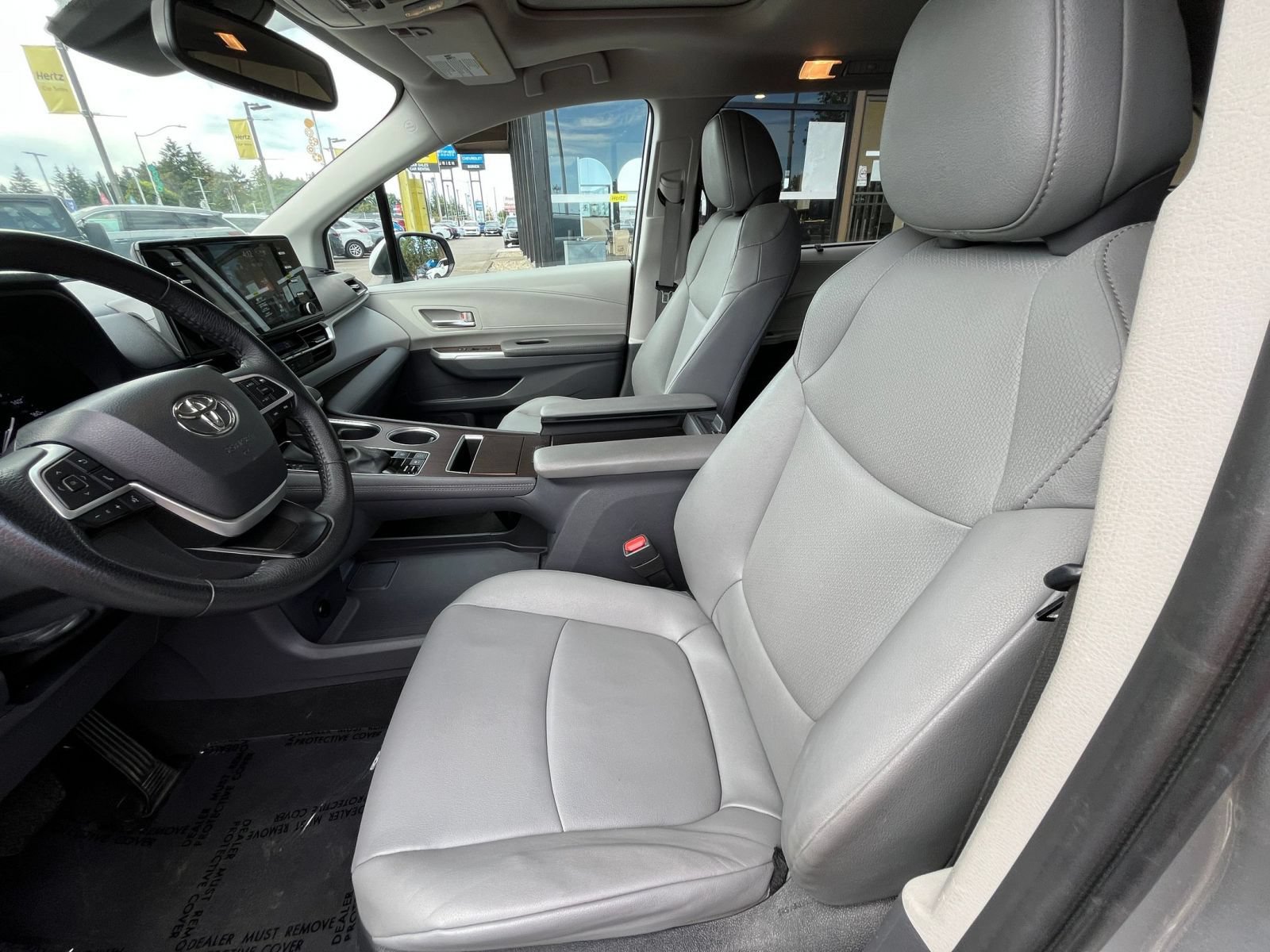 Used 2023 Toyota Sienna XLE FWD image 28
