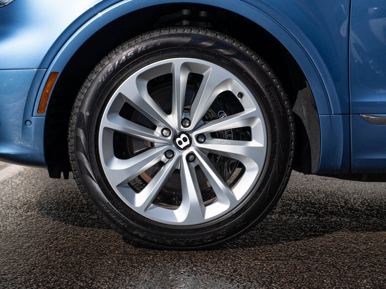 Used 2025 Bentley Bentayga Plug-In Hybrid image 6