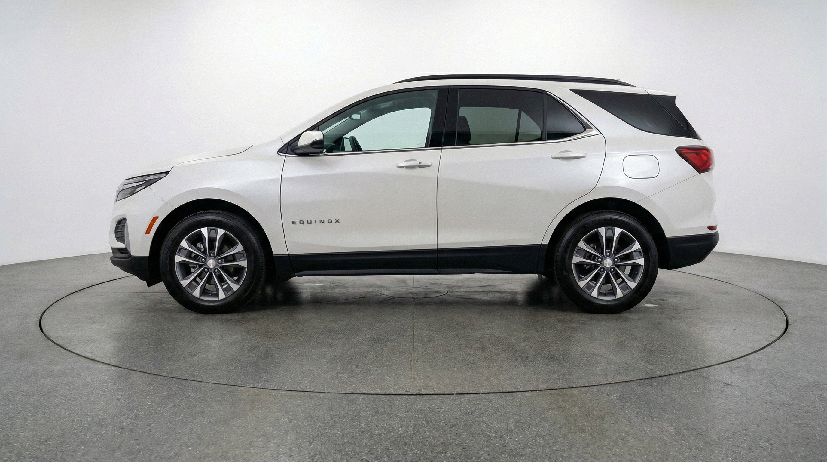 Used 2025 Chevrolet Equinox LT FWD image 5