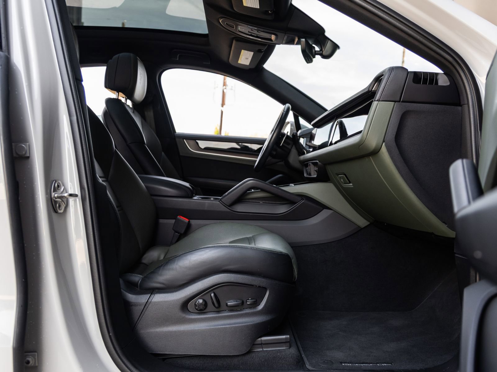 Certified 2024 Porsche Cayenne S w/ Premium Package Plus (PP1) image 45