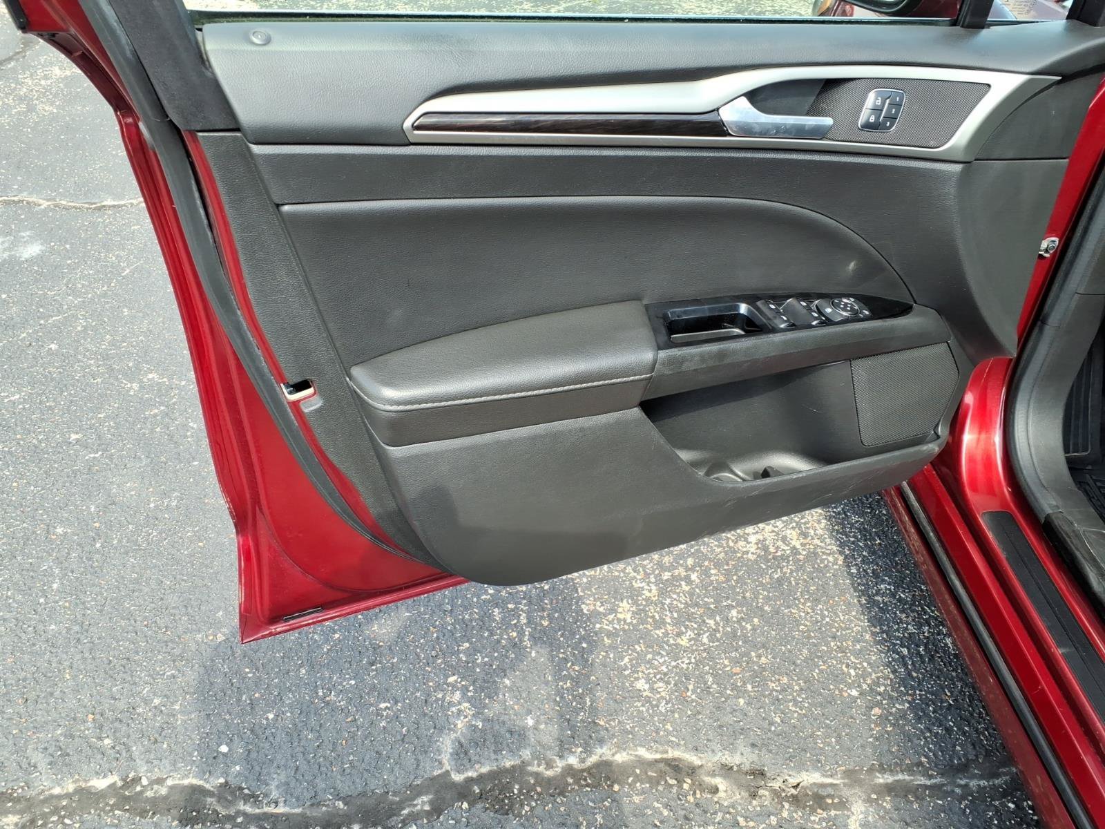 Used 2015 Ford Fusion SE w/ Equipment Group 202A FWD image 8