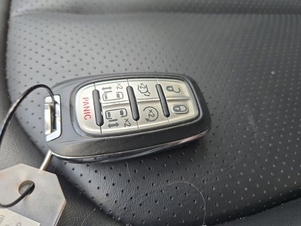 Used 2023 Chrysler Pacifica Touring-L image 32