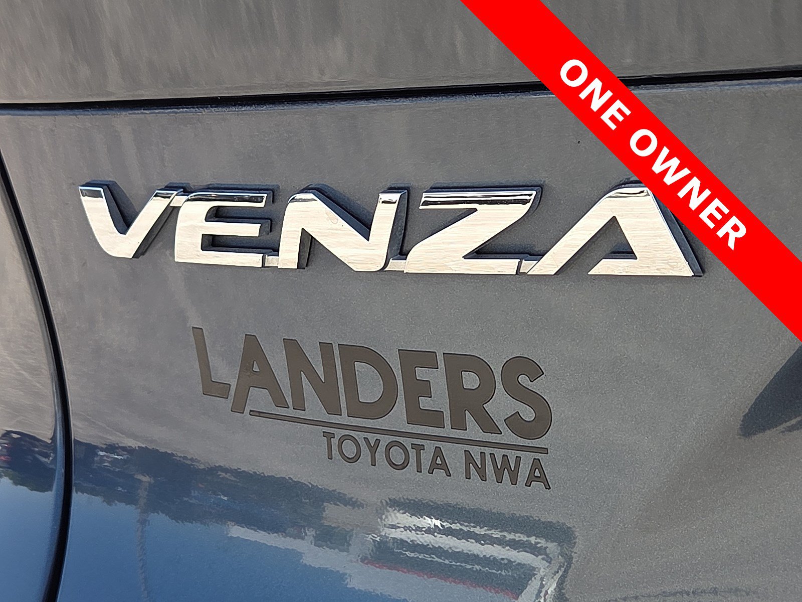 Used 2024 Toyota Venza LE AWD/4WD image 8