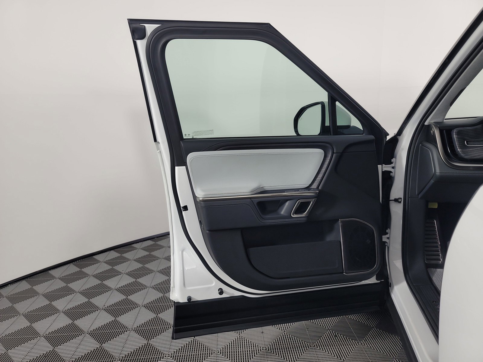 Used 2024 Rivian R1S Adventure AWD/4WD image 16