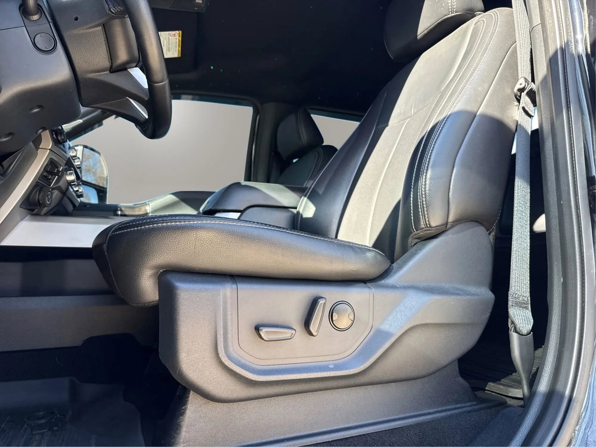 Used 2022 Ford F350 Lariat w/ Black Appearance Package AWD/4WD image 20