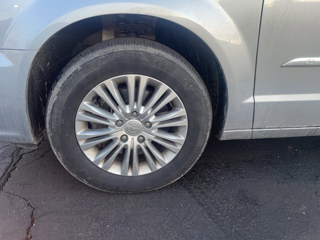 Used 2015 Chrysler Town & Country Touring-L w/ Driver Convenience Group image 10