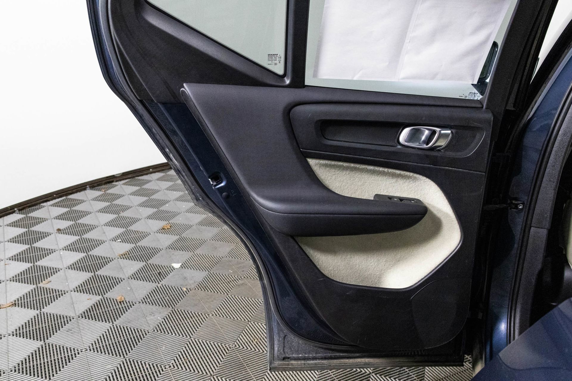 Used 2021 Volvo XC40 T5 Momentum w/ Protection Package Premier image 34