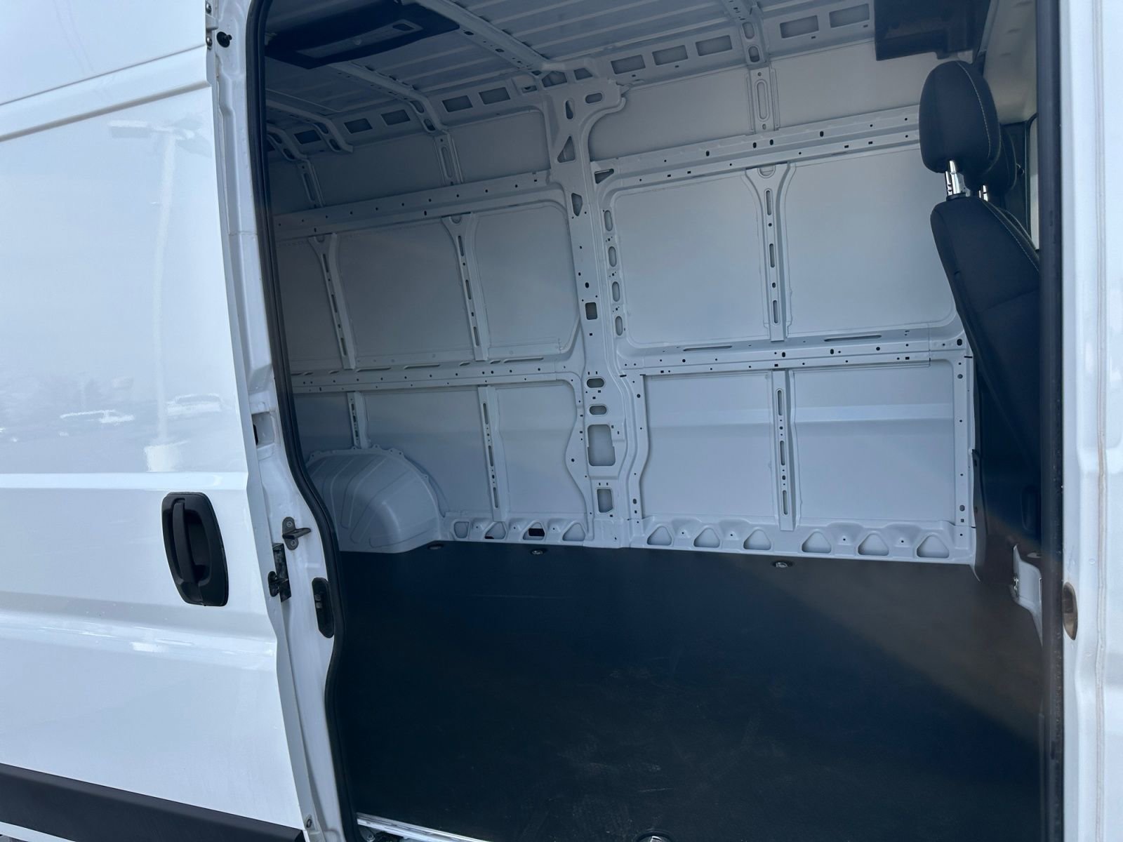 Used 2025 RAM ProMaster 2500 w/ Convenience Group image 16