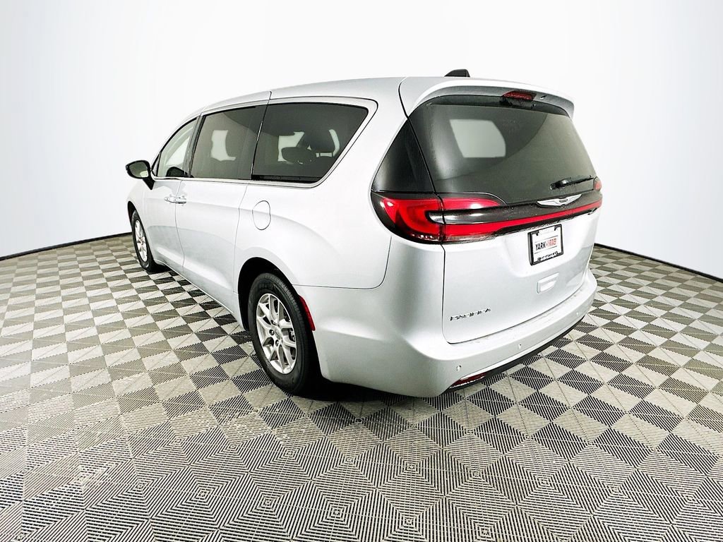 Used 2024 Chrysler Pacifica Touring-L image 7