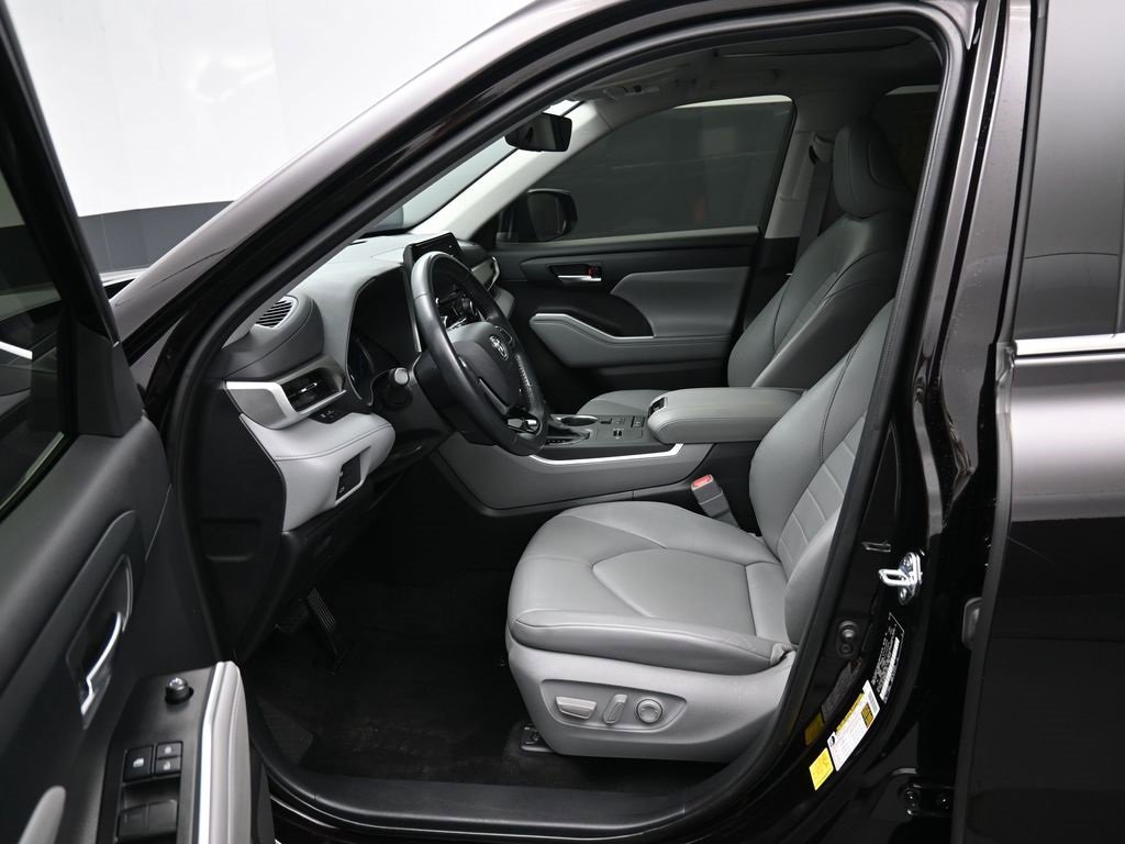 Used 2021 Toyota Highlander XLE image 9