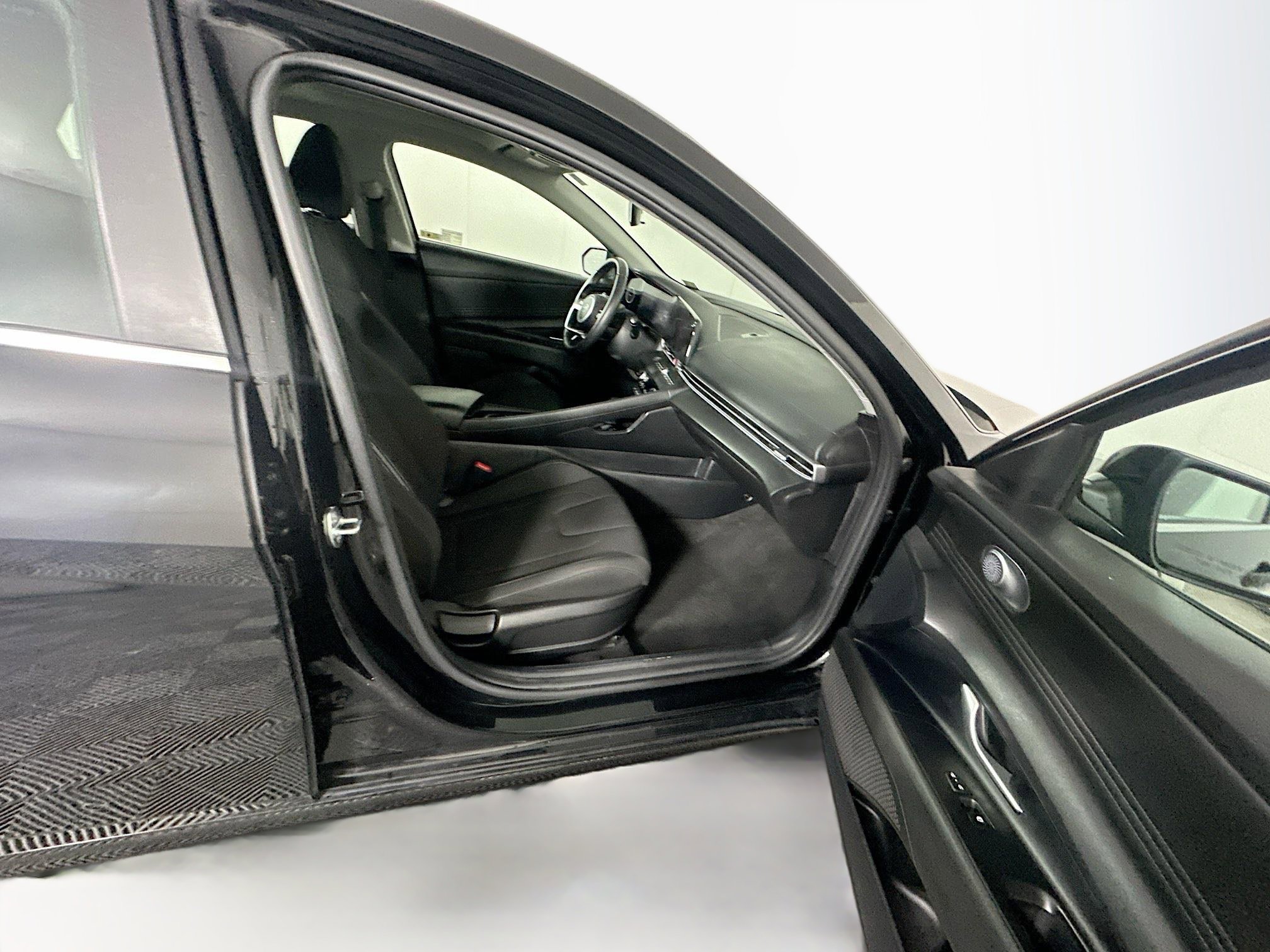 Used 2025 Hyundai Elantra SEL FWD image 31