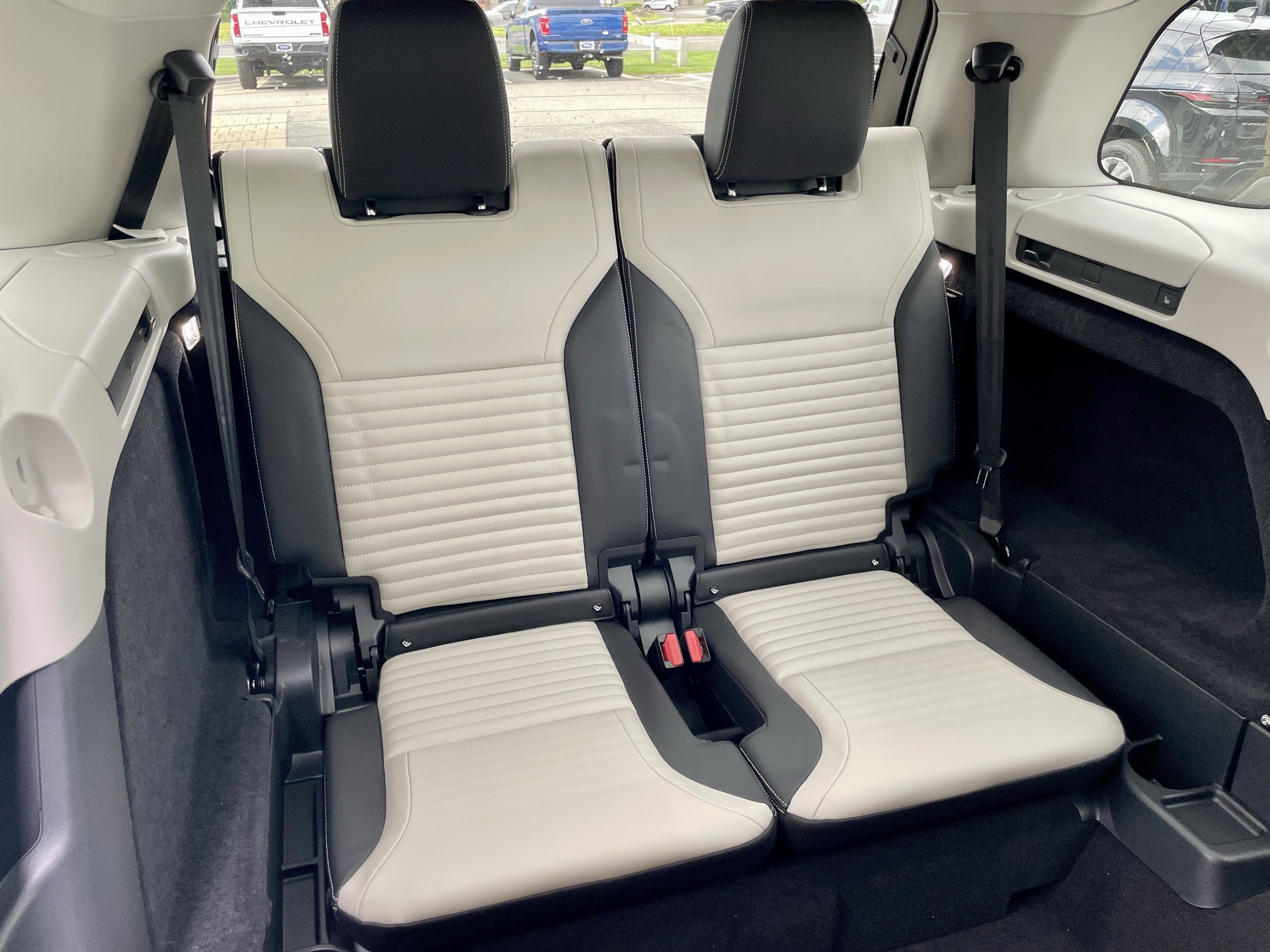 Used 2025 Land Rover Discovery Dynamic SE AWD/4WD image 34