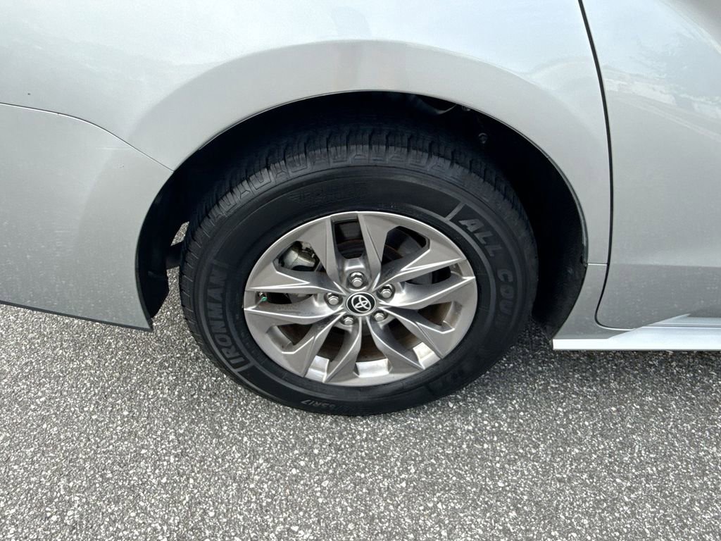 Used 2024 Toyota Sienna XLE image 27