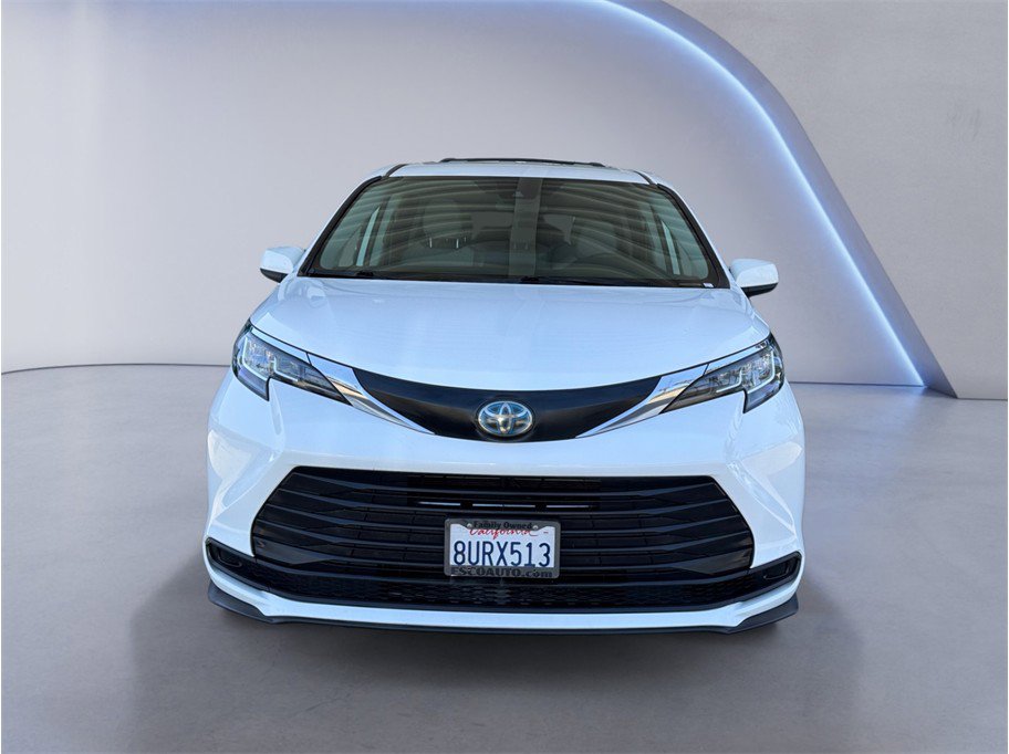 Used 2021 Toyota Sienna LE image 2