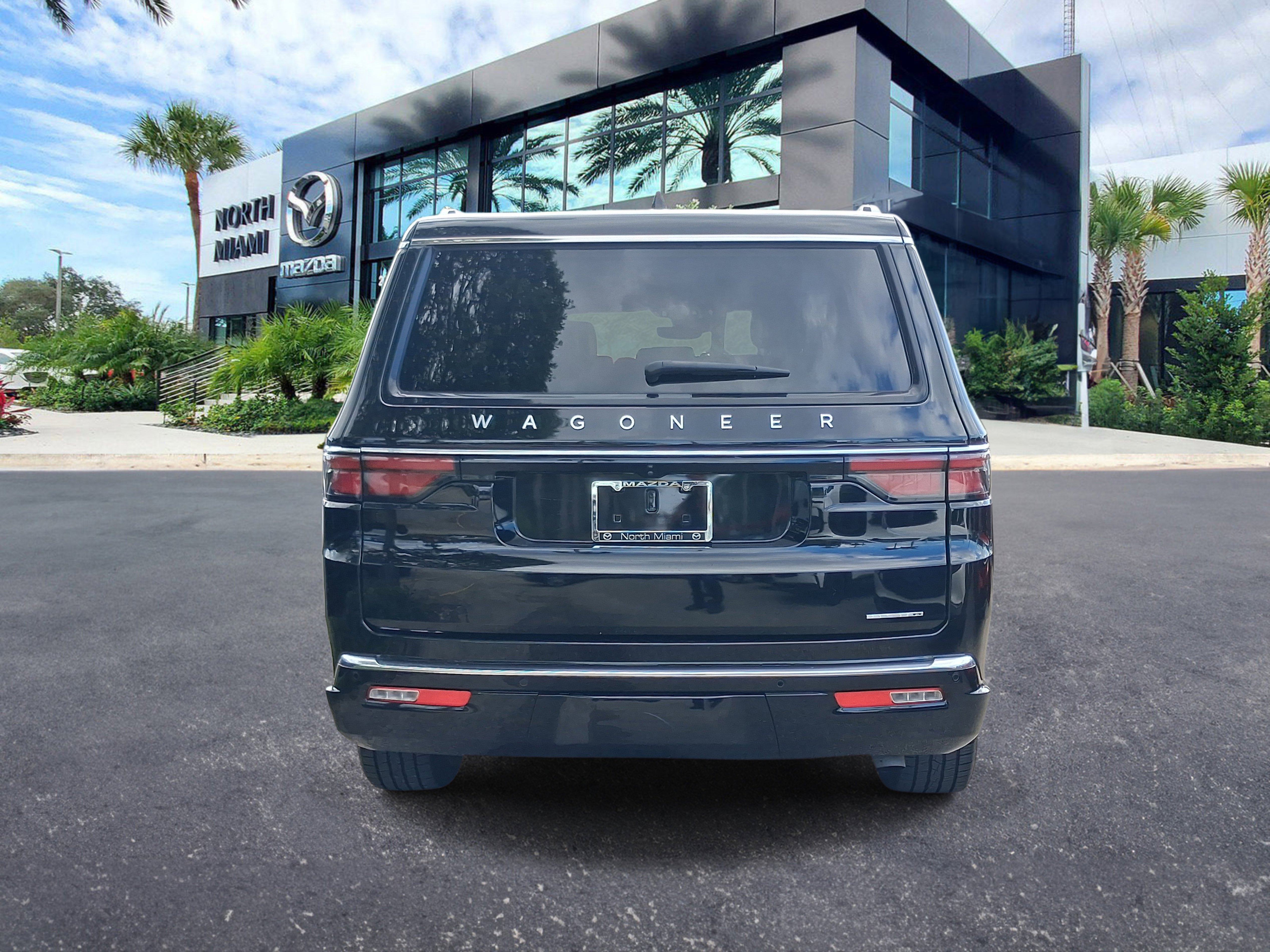 Used 2024 Jeep Wagoneer L Series II RWD image 4