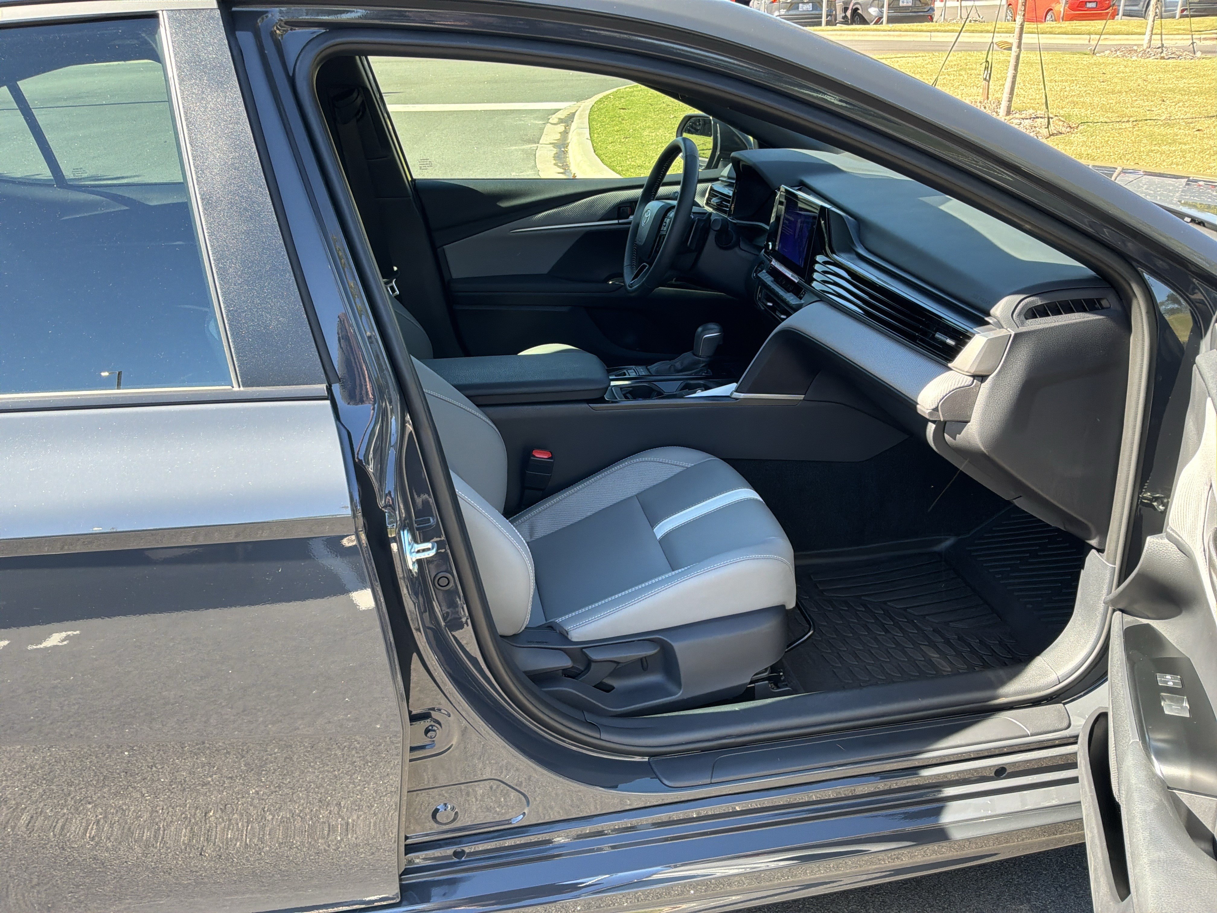 Used 2026 Toyota Camry SE FWD image 32