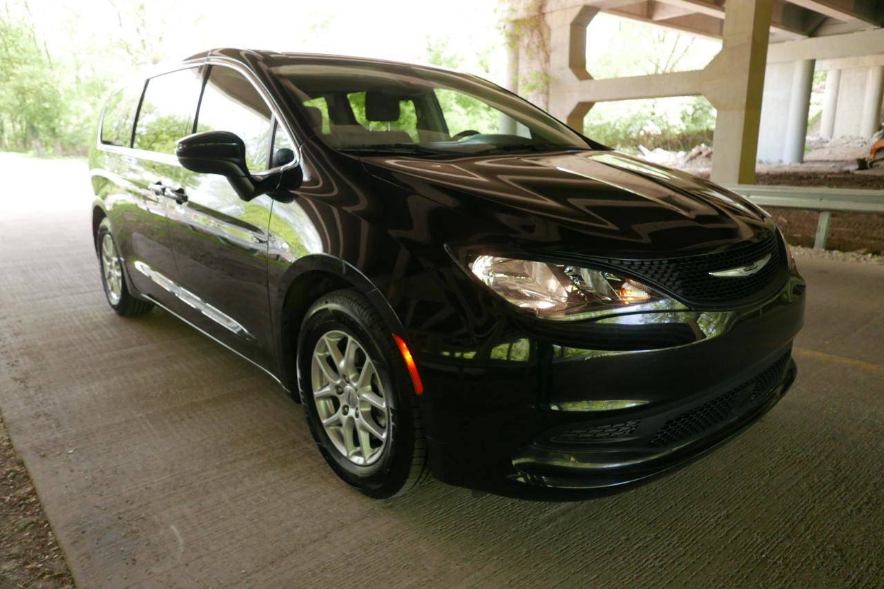 Used 2022 Chrysler Voyager LX FWD image 26
