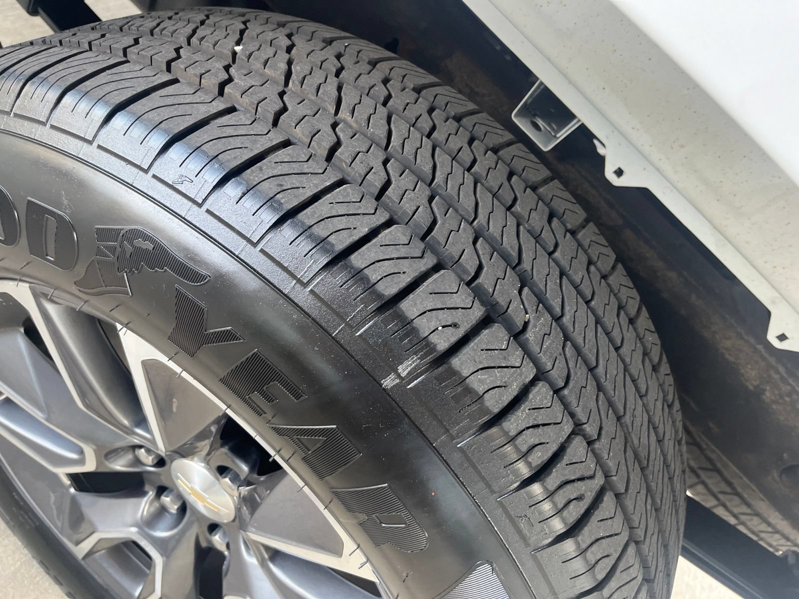 Used 2022 Chevrolet Silverado 1500 LT AWD/4WD image 3