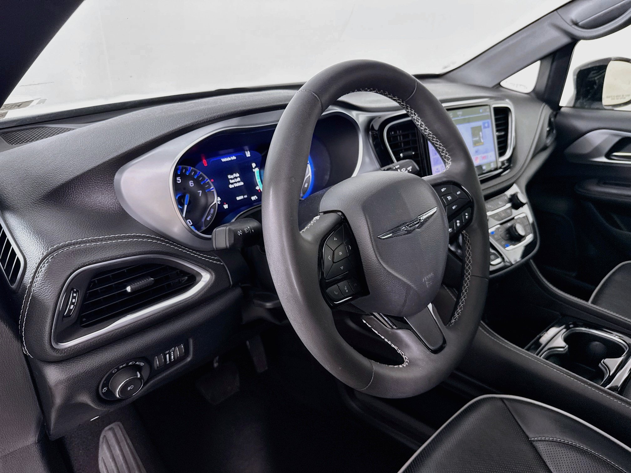 Used 2025 Chrysler Pacifica Limited FWD image 9