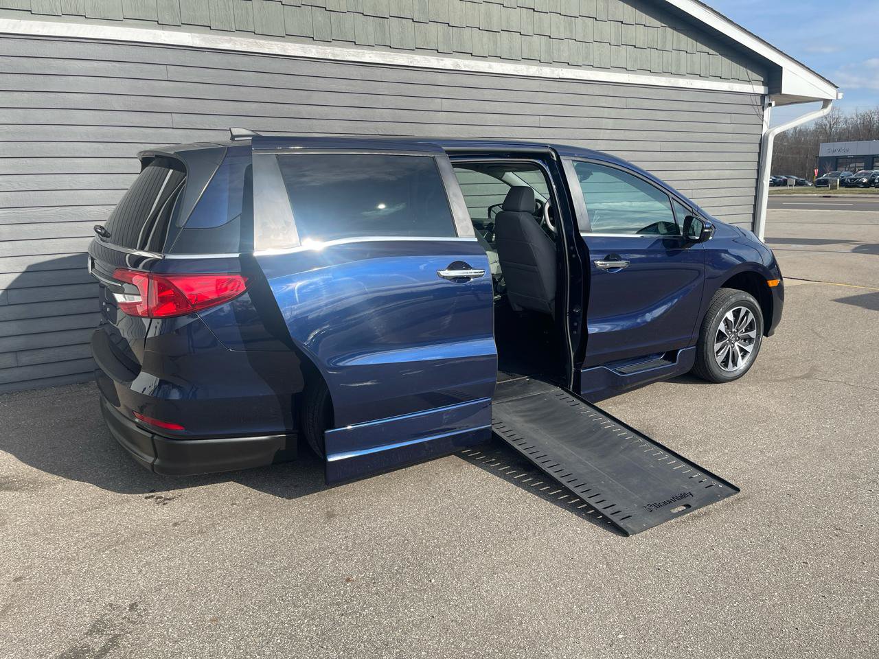 Used 2023 Honda Odyssey EX-L image 3