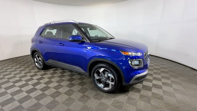 Used 2023 Hyundai Venue SEL FWD image 2