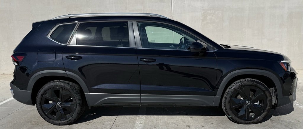 Used 2025 Volkswagen Taos SE image 2