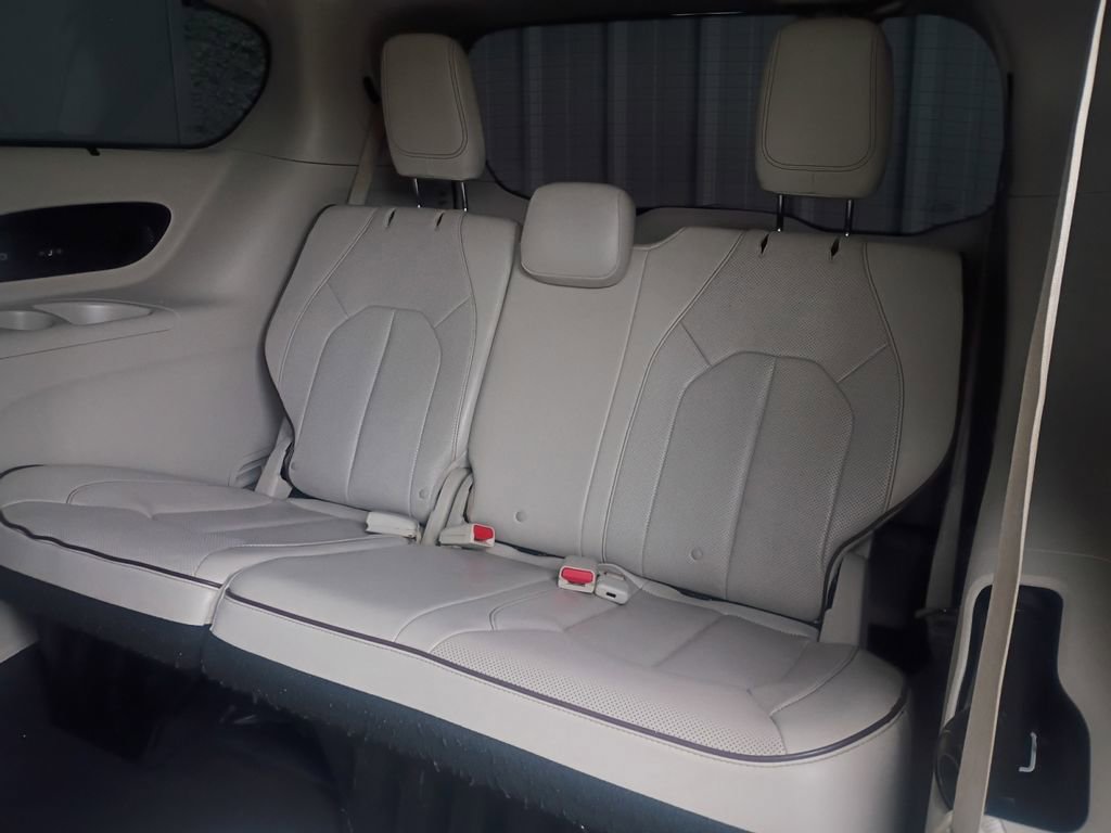 Used 2017 Chrysler Pacifica Limited image 5