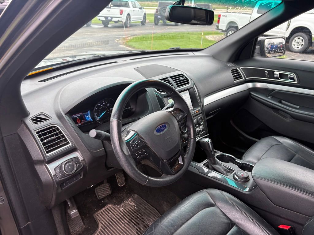 Used 2017 Ford Explorer XLT w/ Equipment Group 202A AWD/4WD image 11