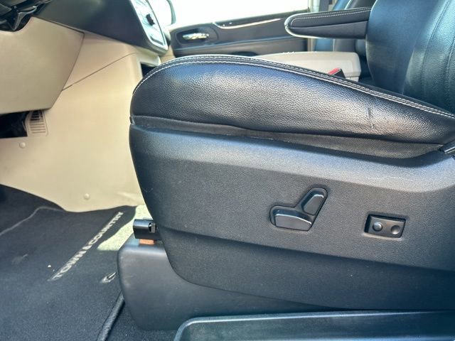 Used 2015 Chrysler Town & Country Touring w/ Driver Convenience Group image 31