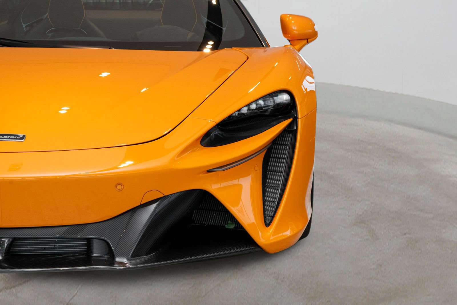Used 2026 McLaren Artura Spider RWD image 48