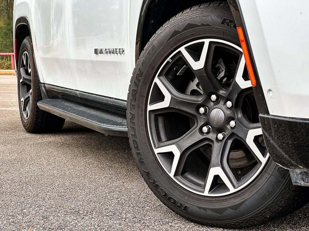 Used 2024 Jeep Wagoneer L Series III w/ Flexible Seating Group image 2