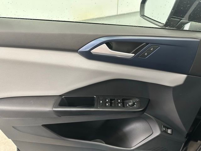 Certified 2023 Volkswagen Taos SE w/ Panoramic Sunroof Package image 9