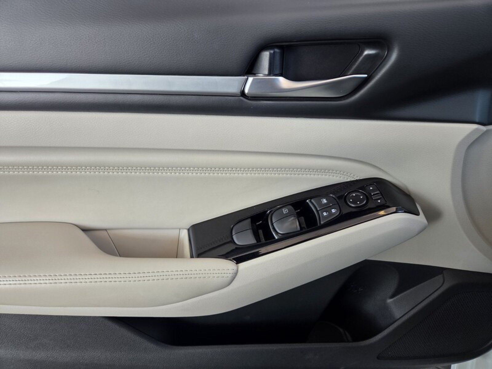 Used 2023 Nissan Altima 2.5 SL FWD image 23