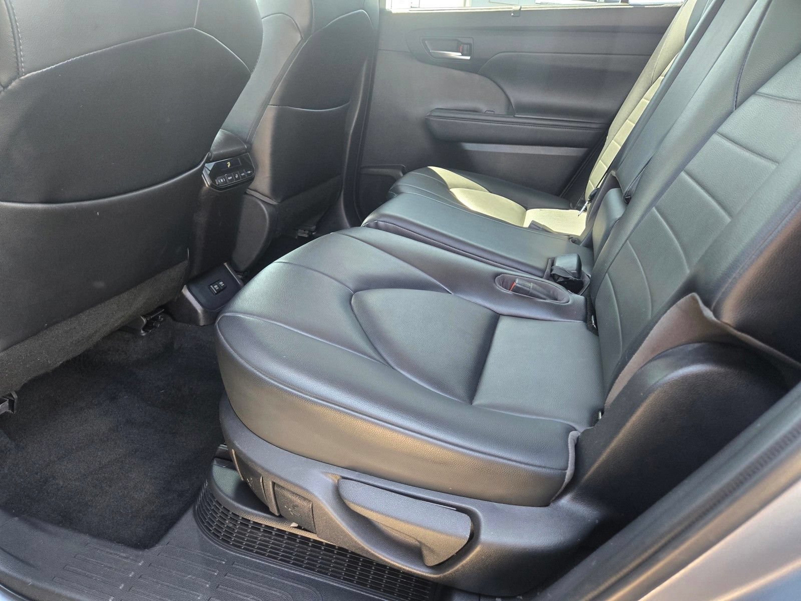 Used 2021 Toyota Highlander XLE AWD/4WD image 17