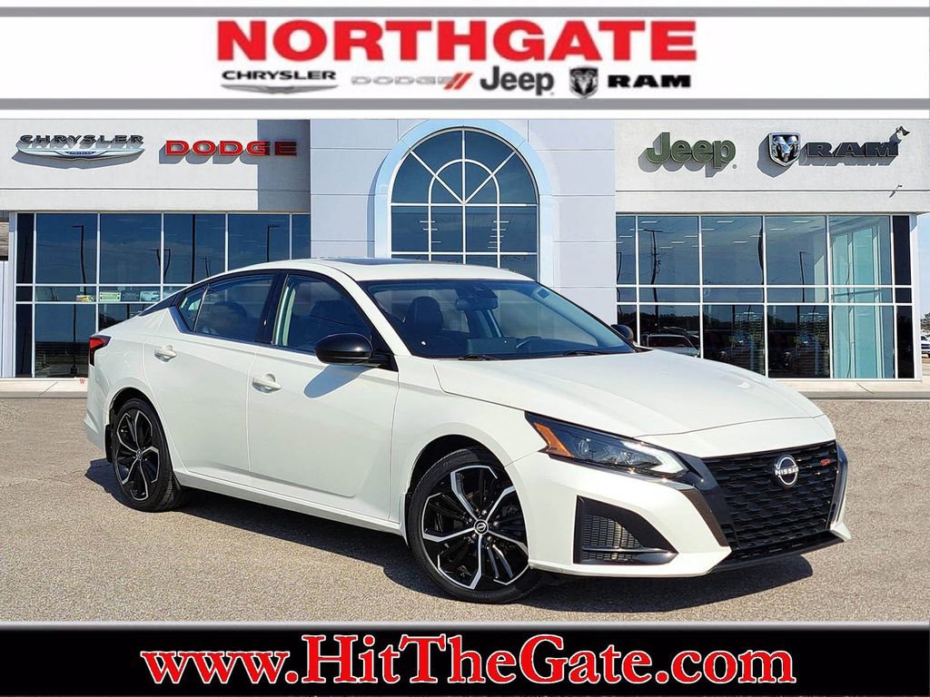 Used 2023 Nissan Altima 2.5 SR w/ SR Premium Package image 1