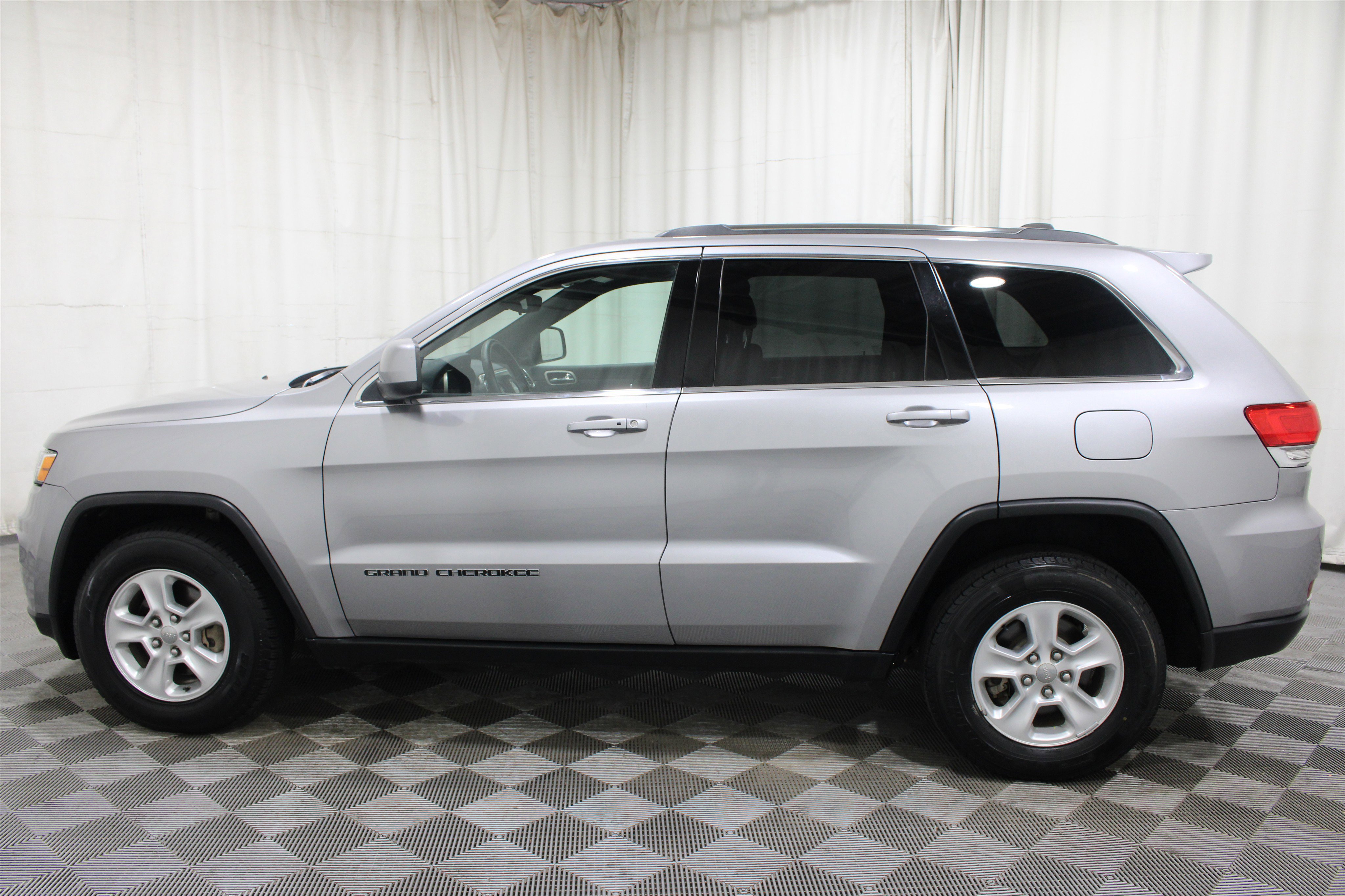 Used 2017 Jeep Grand Cherokee Laredo w/ Quick Order Package 23E AWD/4WD image 31