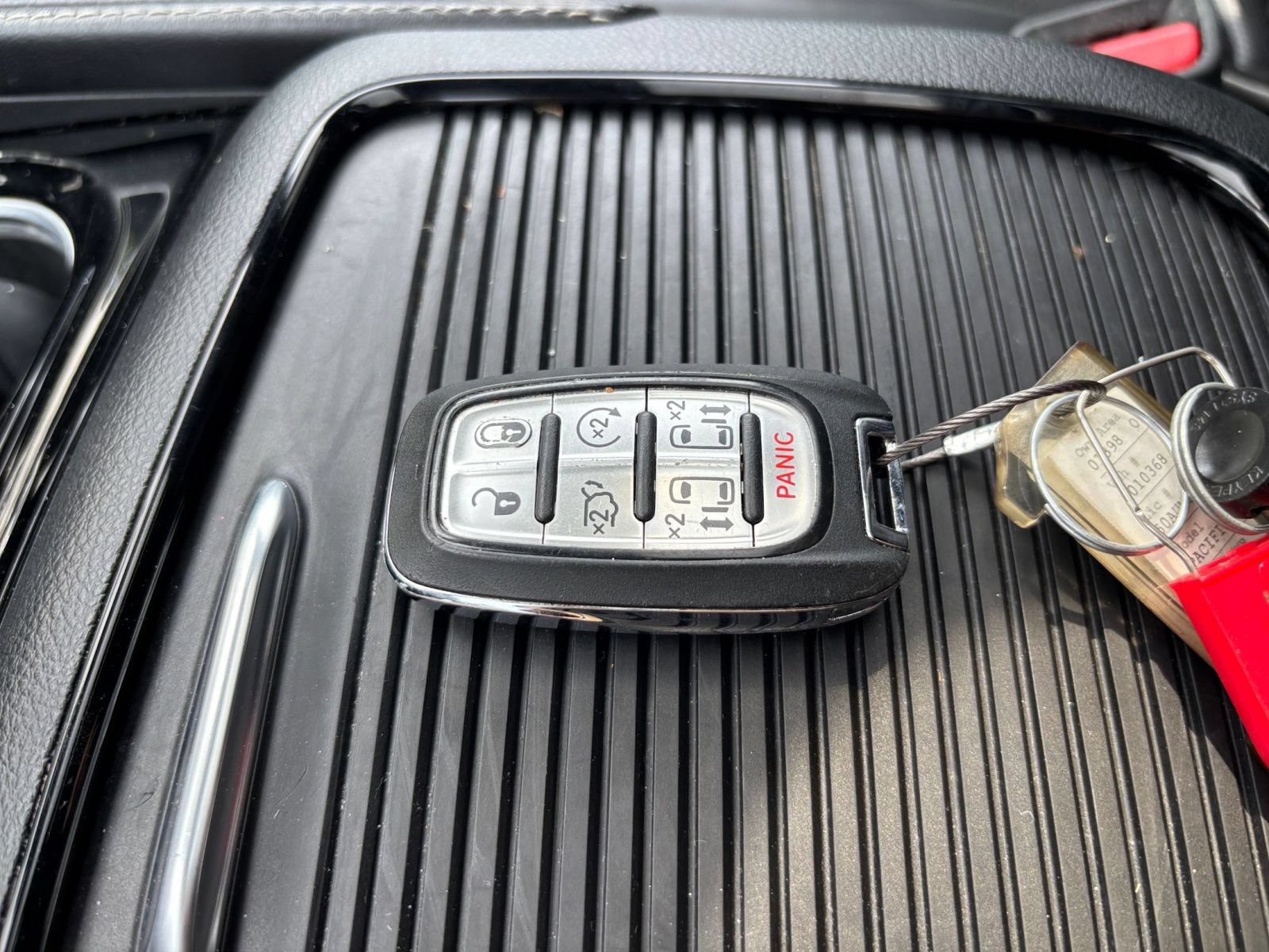 Used 2025 Chrysler Pacifica Limited FWD image 21