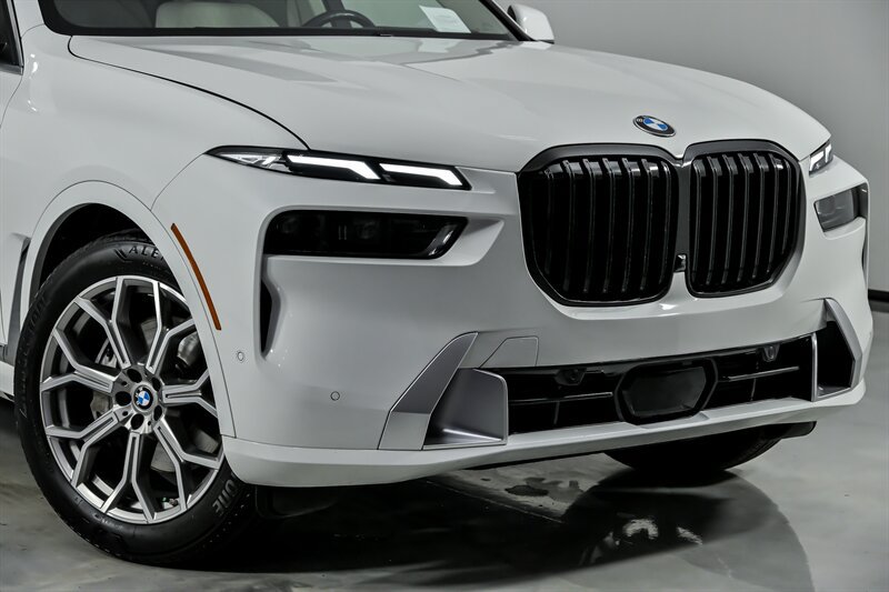 Used 2023 BMW X7 xDrive40i AWD/4WD image 2
