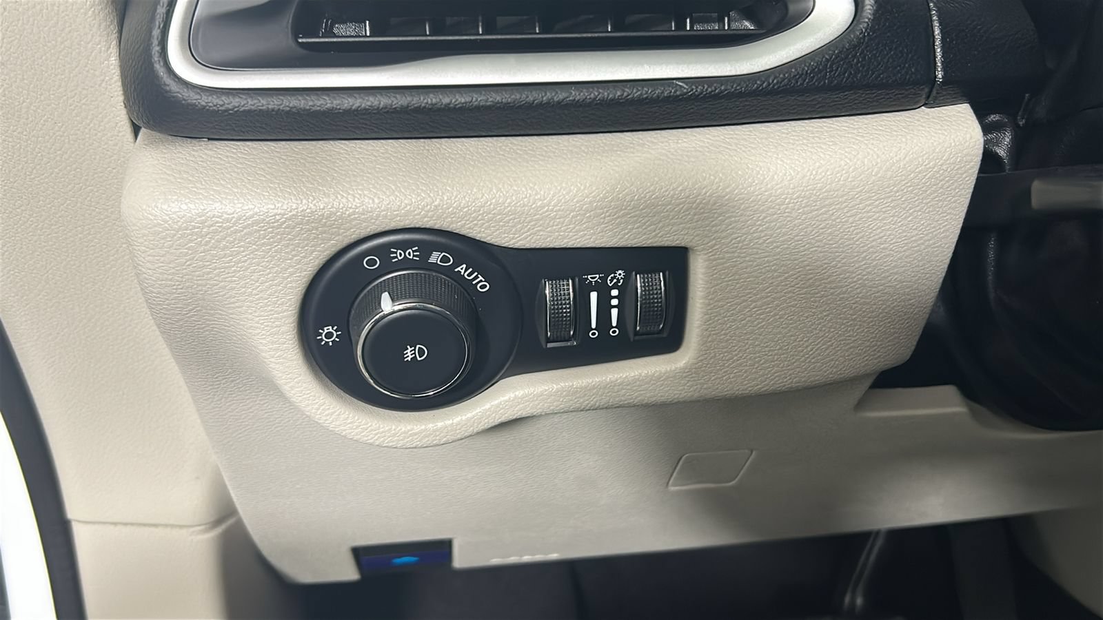 Used 2023 Chrysler Pacifica Touring-L FWD image 22